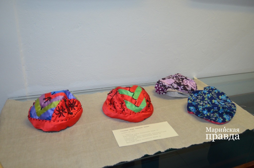 Женщины прятали волосы под чехлушки..jpg