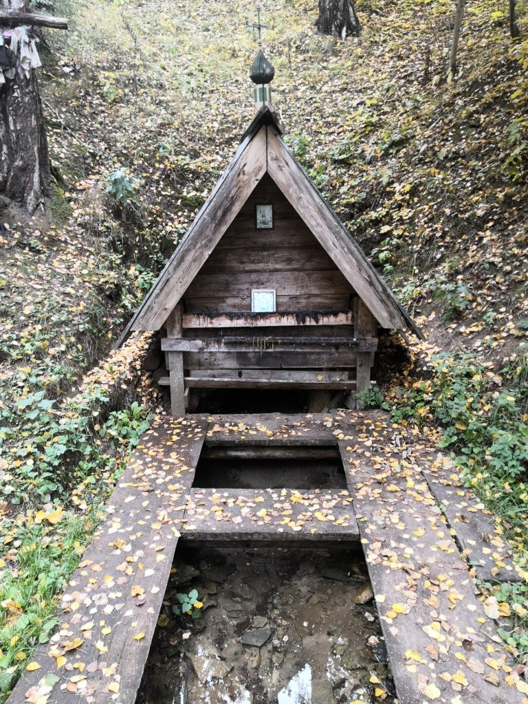 Люди ходят за водой и на этот освященный родник.jpg