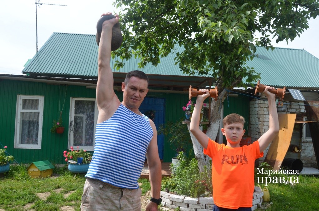 Анатолий и сейчас без труда выжимает двухпудовую гирю..jpg