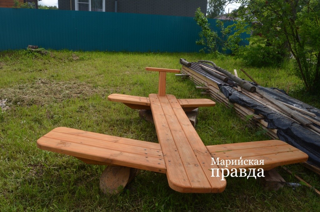 Это скамейка в форме самолета. Это скамейка в форме самолета. 1.jpg
