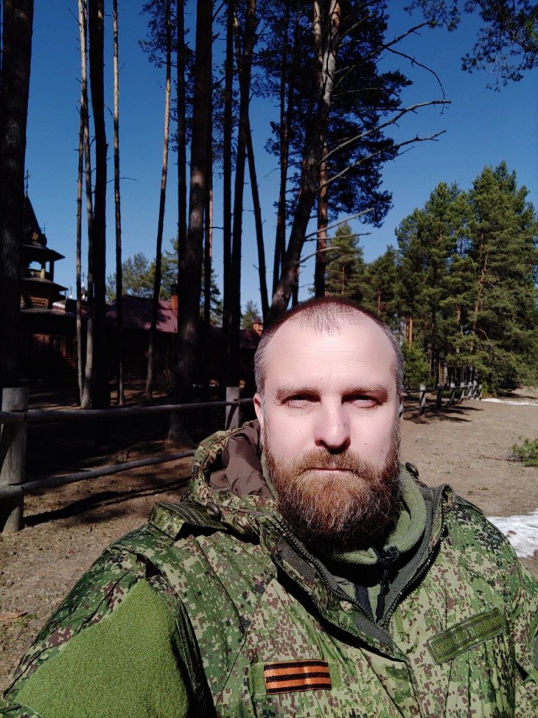 Ратный труд - прежде всего тяжелый физический труд. (Фото из личного архива предоставлено Николаем Надежкиным).