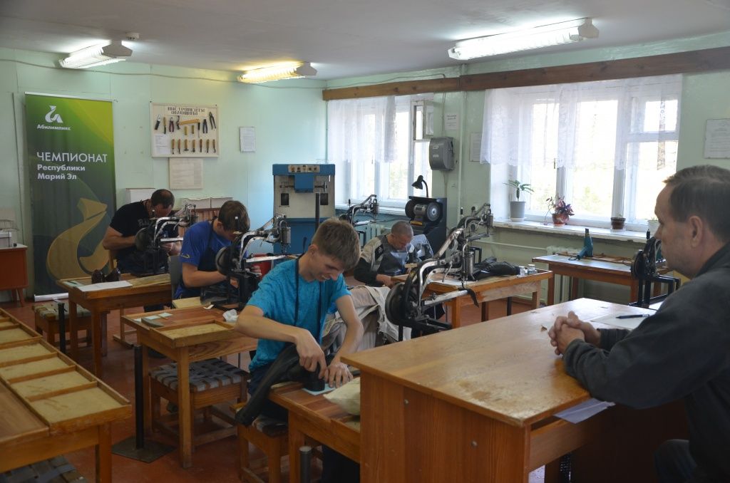 Без ремонта обуви - никуда!(Фото пресс-службы Минсоцразвития РМЭ).