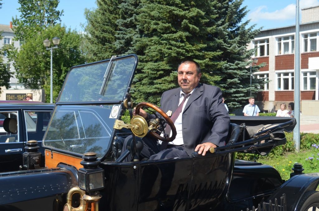 Организатор фестиваля Андрей Куклин и его Форд 1914 года.JPG