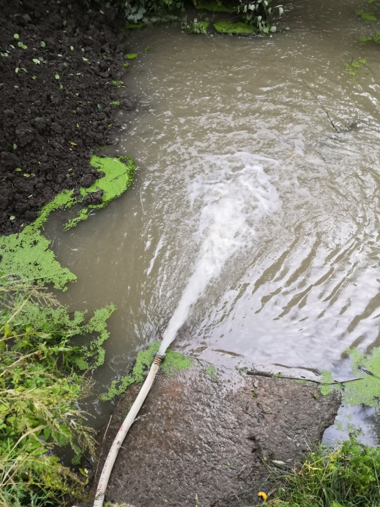 Воду приходится откачивать. Воду приходится откачивать.jpg