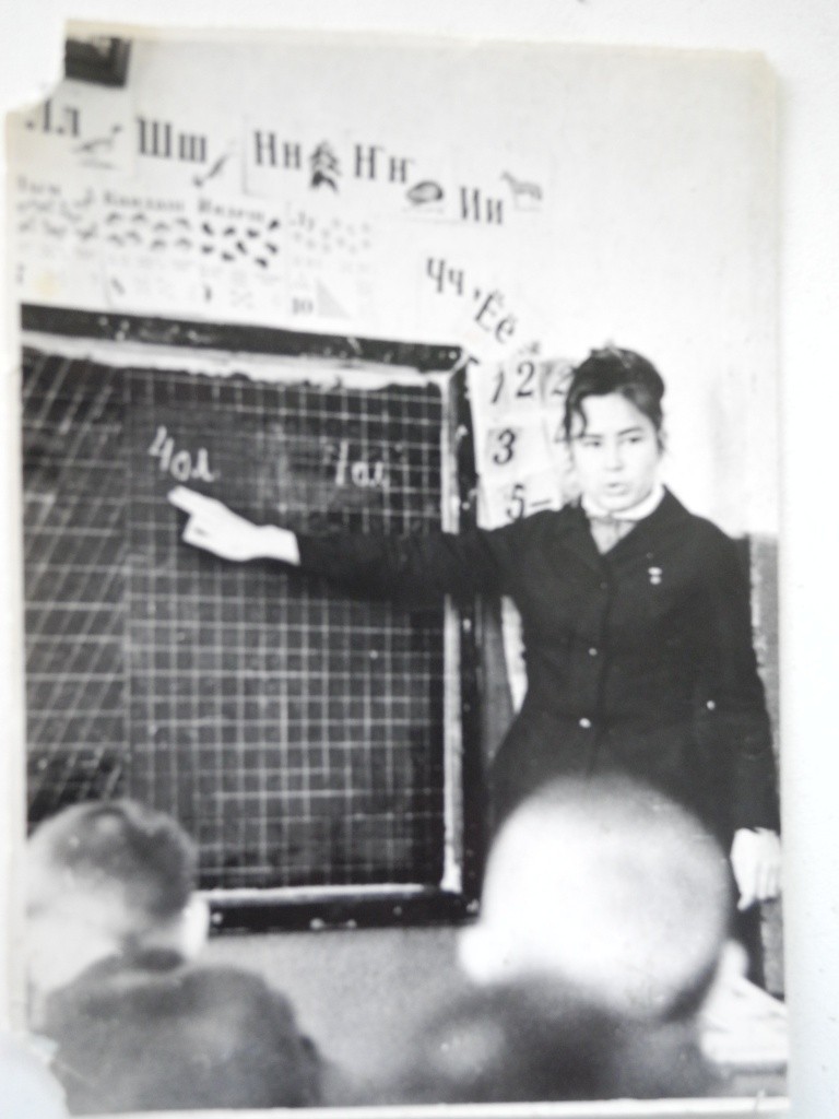 До знакомства с Геннадием его будущая невеста уже преподавала в школе после окончания Оршанского педучилища. (Фоторепродукция Натальи Кулишовой).