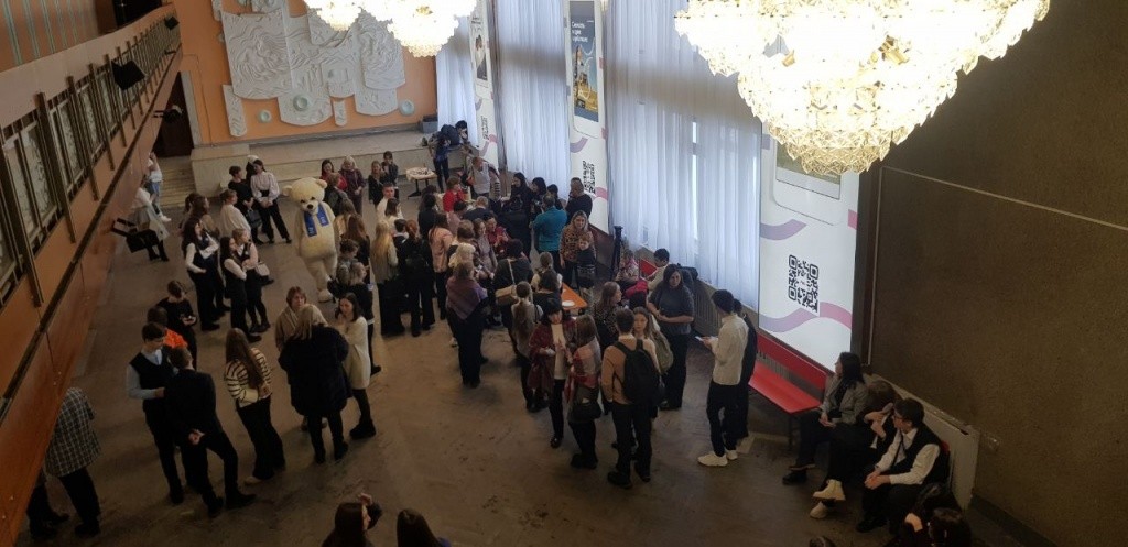 В числе экспертов, готовых попробовать завтраки, не только жюри, но и педагоги, школьники. Фото Е. Роман. photo_2022-12-21_12-00-58.jpg