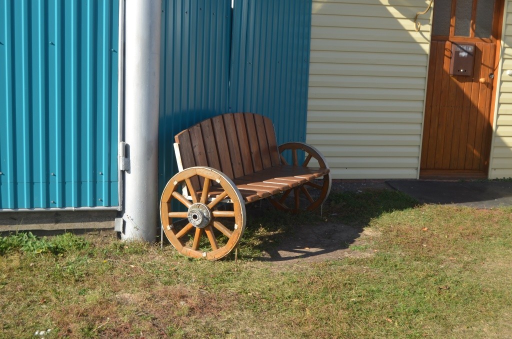Вот такую оригинальную скамейку увидел я возле одной деревенской усадьбы.jpg