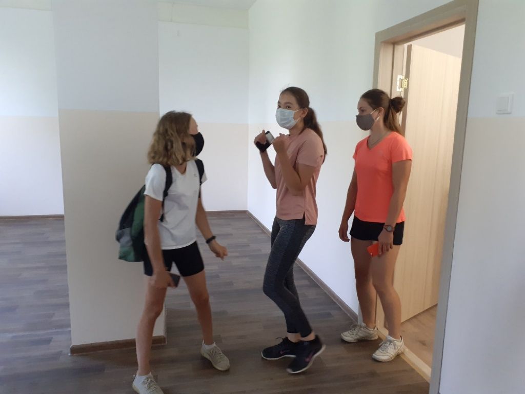 Юные спортсменки радуют обновленной раздевалке