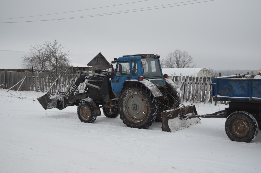Беларусь Мамзонова оборудован и ковшом и скребком, чтобы зимой чистить снег. Беларусь Мамзонова оборудован и ковшом и скребком, чтобы зимой чистить снег.jpg
