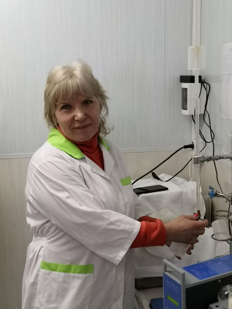 Хозяйка лаборатории Людмила Жеребцова знает о молоке буквально все.jpg