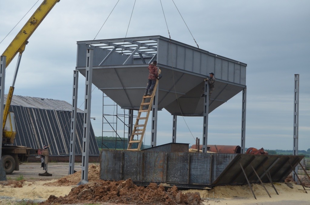 Идет монтаж бункеров.JPG