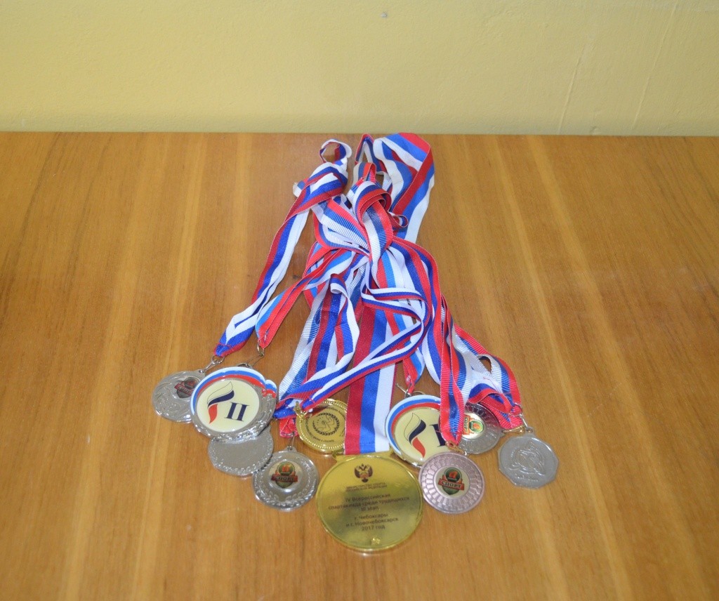 У Алевтины уже приличная коллекция медалей. У Алевтины уже приличная коллекция медалей.jpg