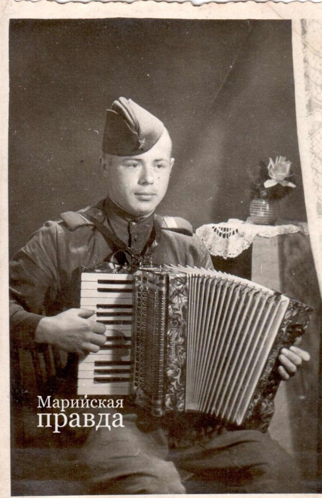 Как обрадовалась мама этой весточки от сыночка. (Фоторепродукция Натальи Кулишовой).