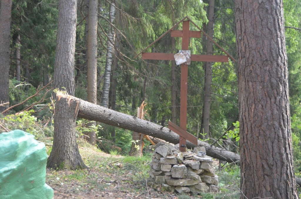 Православный крест уцелел.JPG