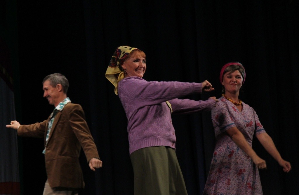 Актеры играли с азартом и заряжали энергией зрительный зал.jpg