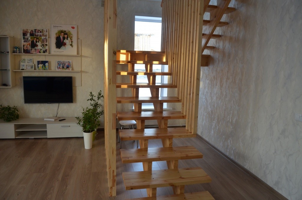 Лестницу Руслан тоже собирал своими руками.JPG