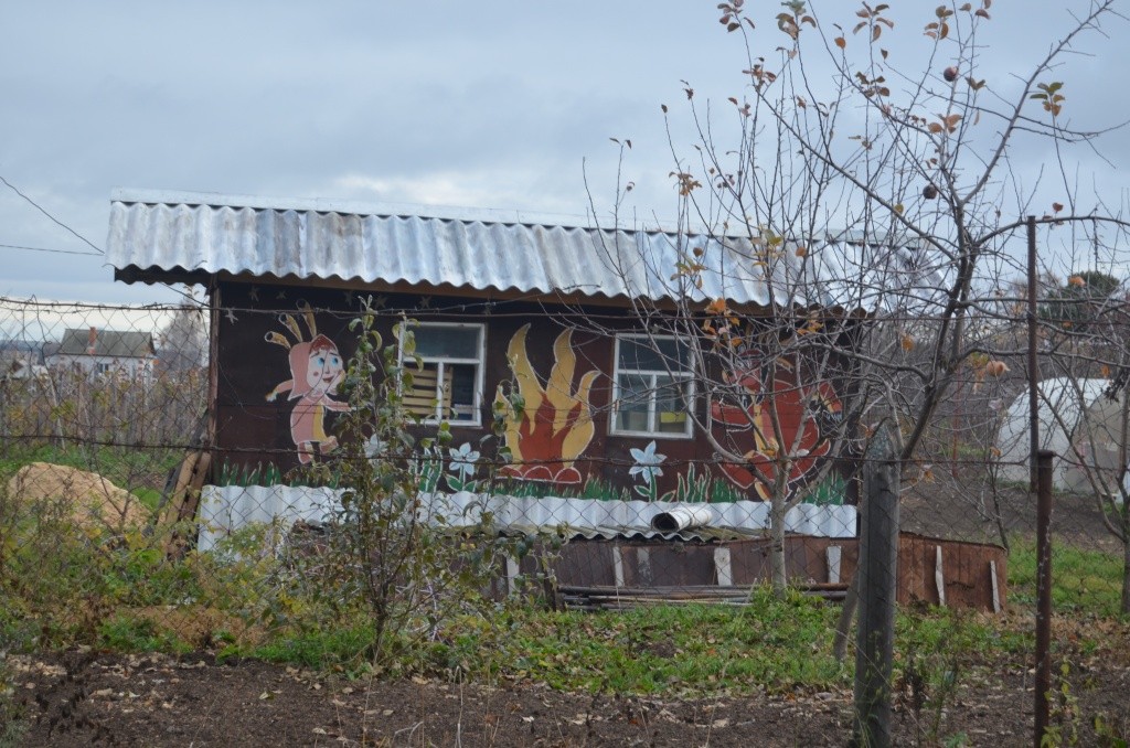 На всех постройках Гордеева есть мультяшные сюжеты.JPG