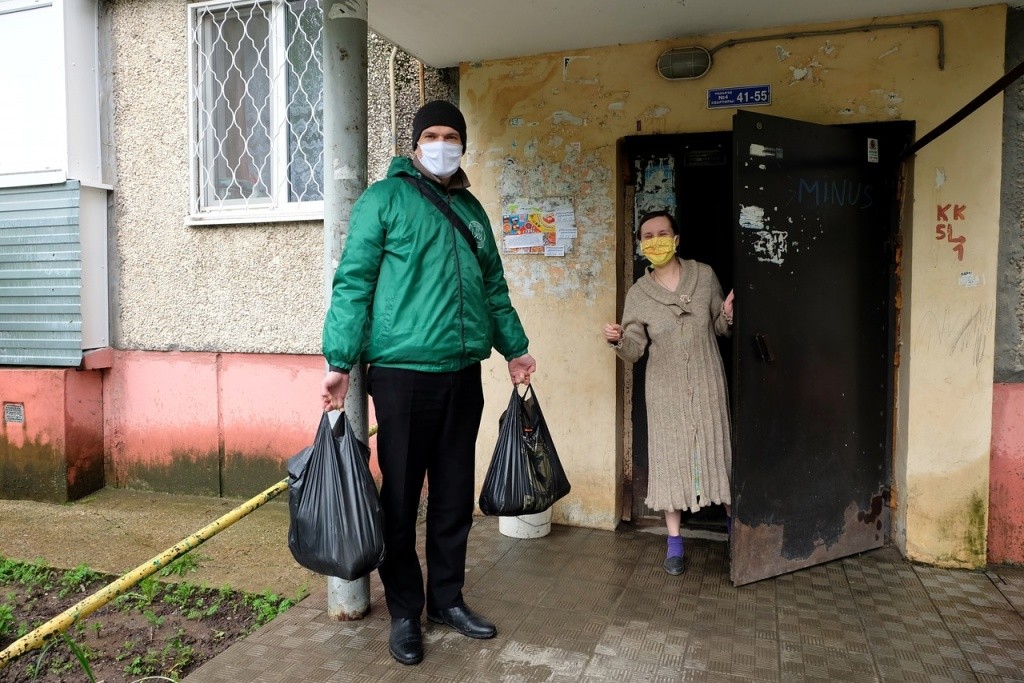 Православные добровольцы помогали и фасовать, и разносить продукты с соблюдением всех противоэпидемических мер. (Фото предоставлено отделом социального служения епархии).