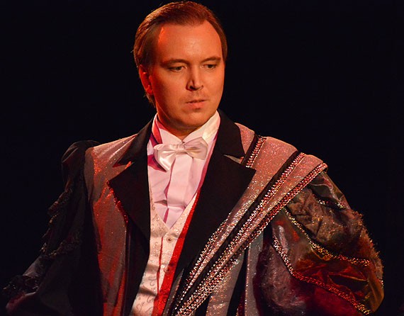 Максим Перебейнос -баритон. Фото предоставлено театром Геликон-Опера.jpg