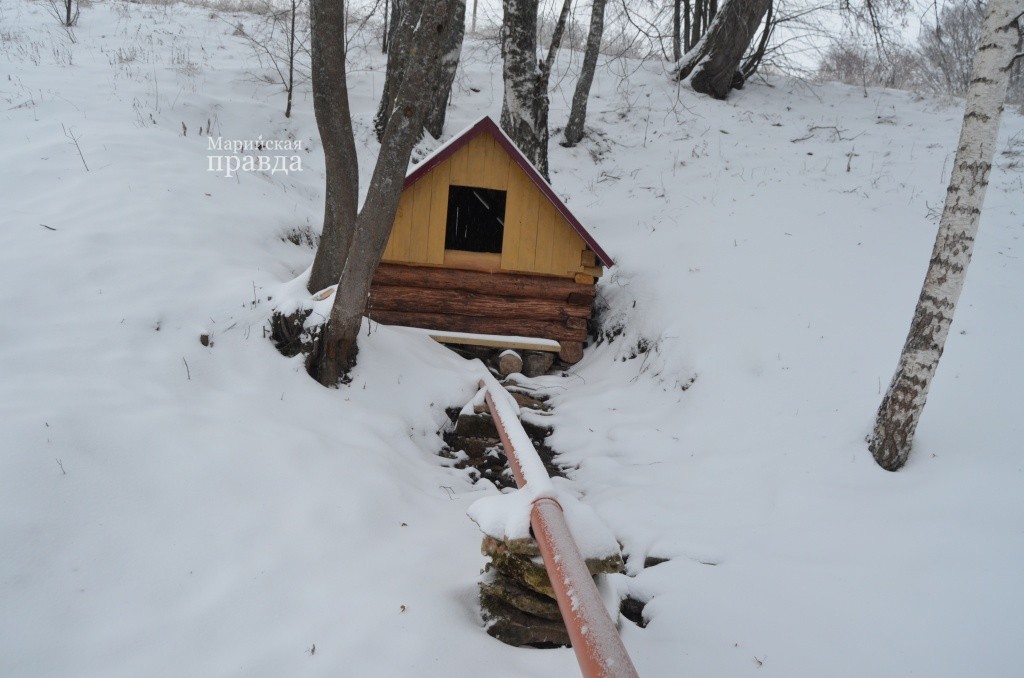 Nad-istochnikom-postavili-brevenchatyy-srub.jpg
