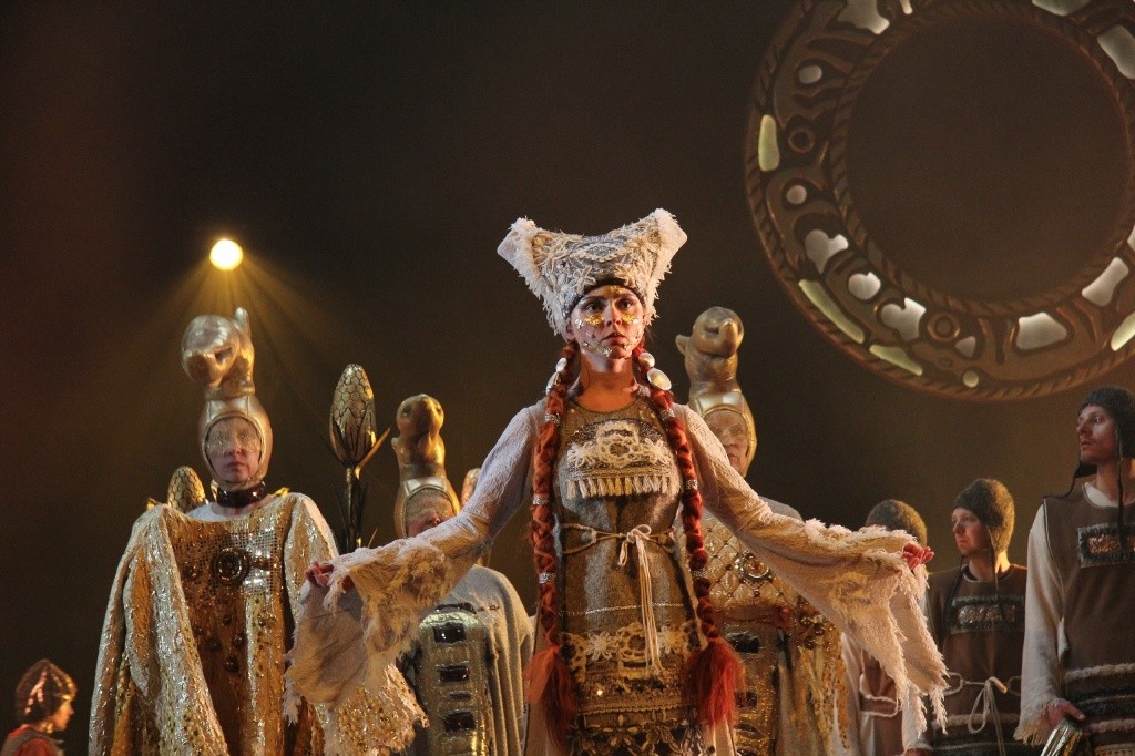 Сцена из спектакля Зари Инь.Золотая баба Коми-Пермяцкого национального драматического театра. Фото Валерия Тумбаева.jpg