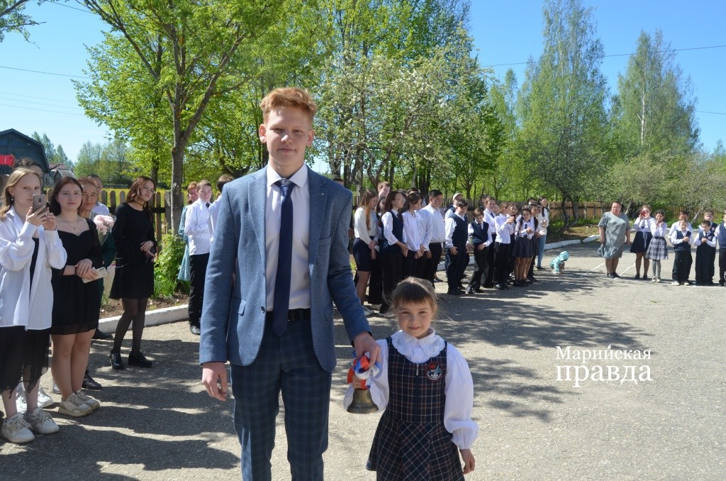 Последний звонок подают единственный выпускник Никита Пауткин и первоклассница Инесса Соколова..jpg