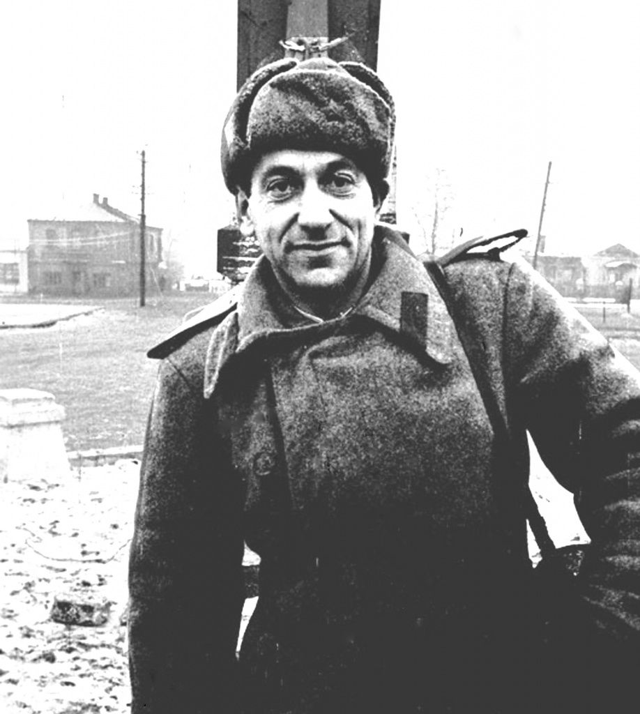 Виктор Темин прошел всю войну с "лейкой" и с блокнотом, а то и с пулеметом.jpg Темин.jpg