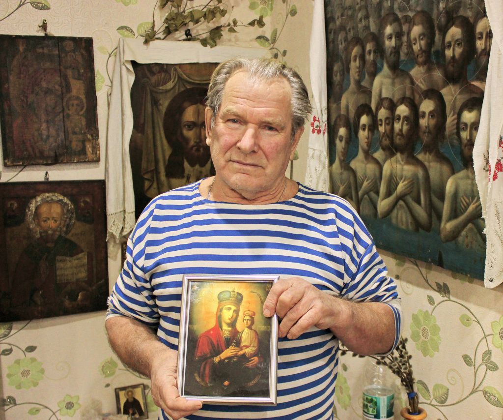 С Иконой Чудотворной.