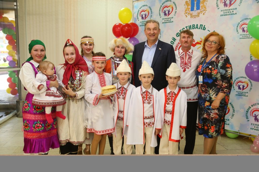 Владислав Третьяк, который был председателем жюри, сам изъявил желание сфотографироваться с семьей Шабдаровых.JPG