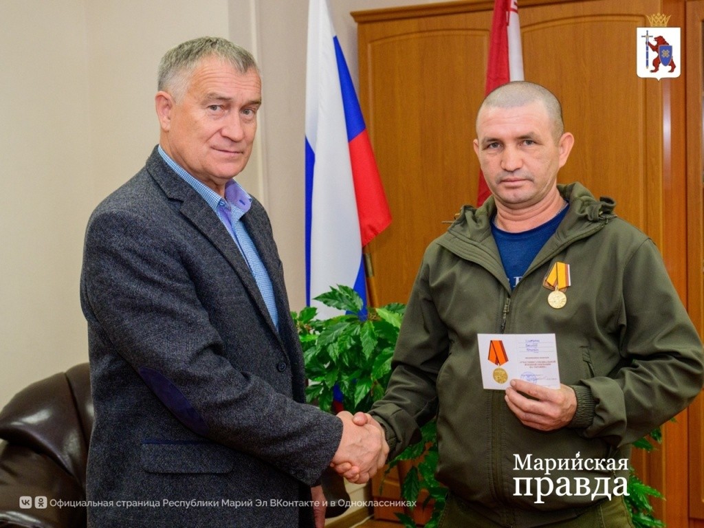 Заместитель главы правительства Марий Эл Степан Воронцов вручает награду Василию Шахтарину1.jpg