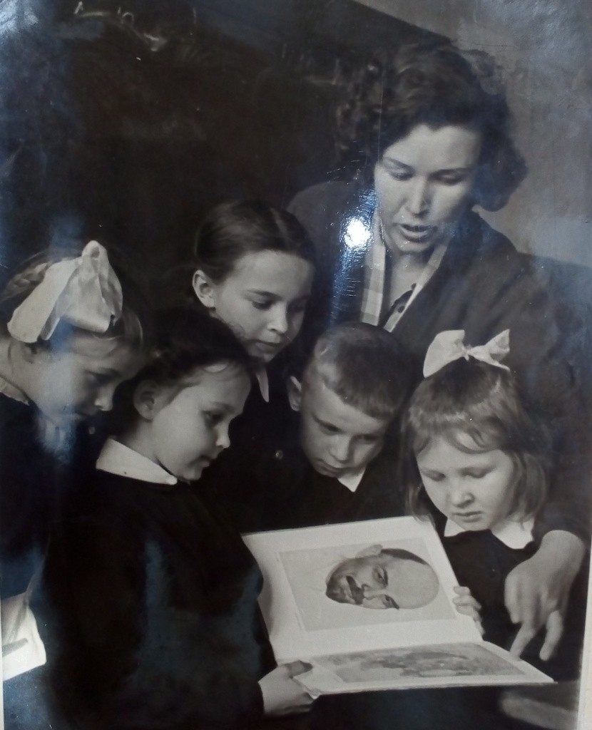 Маряшева с учениками.jpg