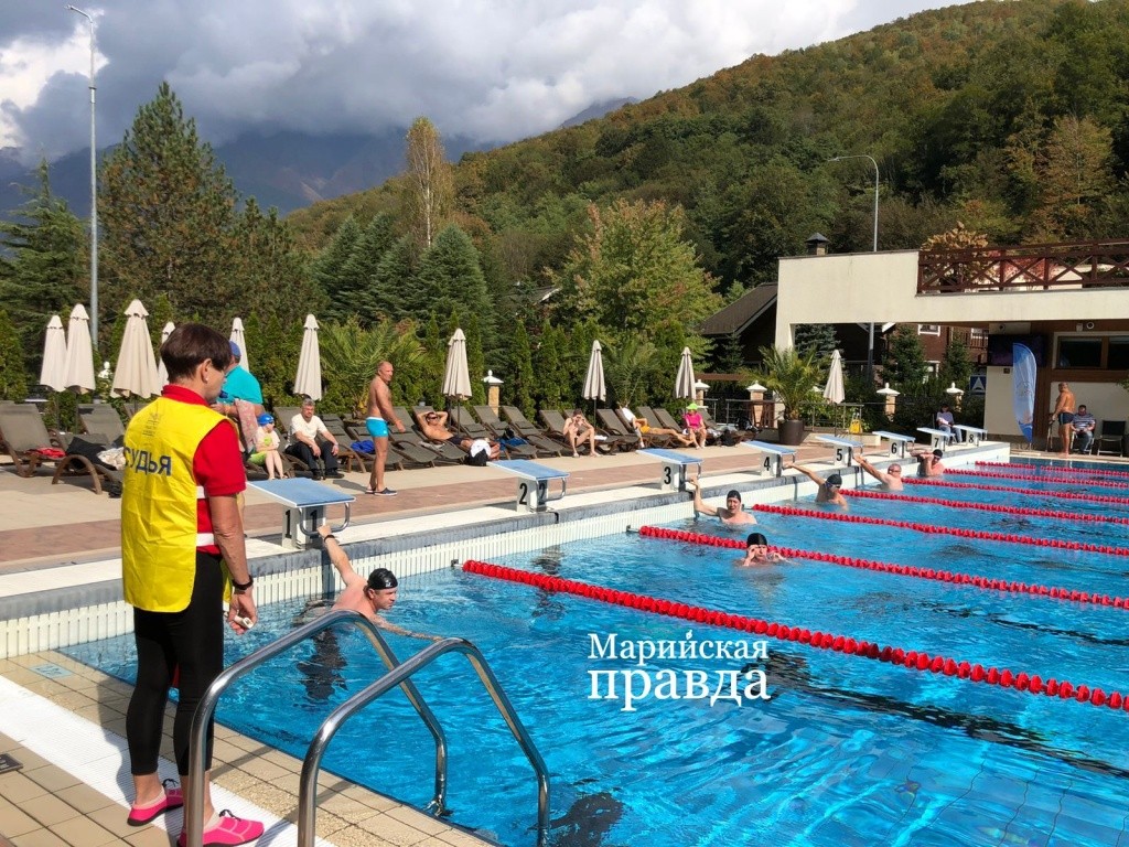 Пловцы стартовали из воды, а не с тумбочек. (Фото Натальи Кулишовой).