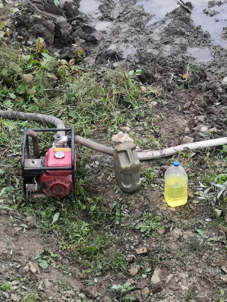 Мотопомпа без устали откачивала набегавшую воду.jpg