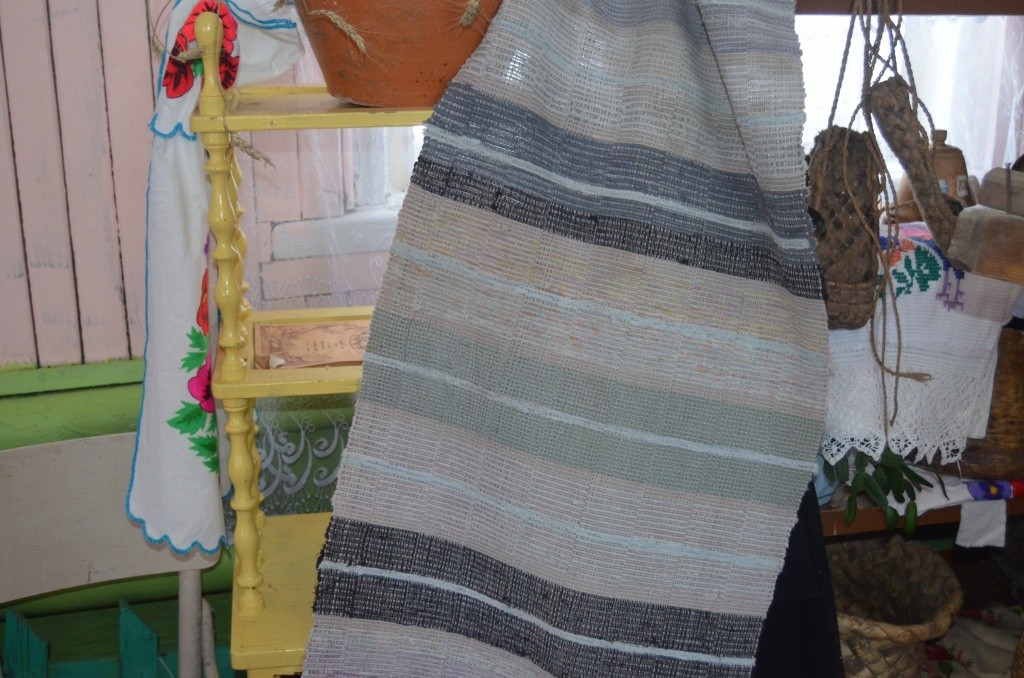 Вот этот половичок соткан на таком вот стане.jpg