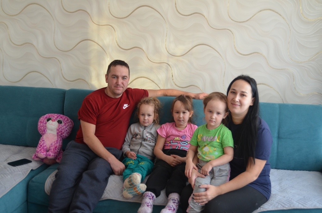 Вся семья очень рада новоселью.JPG