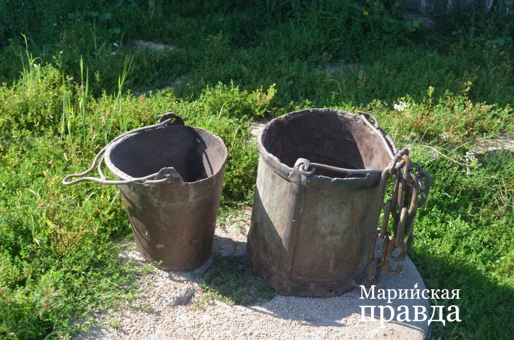 В большой бадье в глубину колодца спускался человек, в ведре поменьше вычерпывали грунт. В большой бадье в глубину колодца спускался человек, в ведре поменьше вычерпывали грунт1.jpg