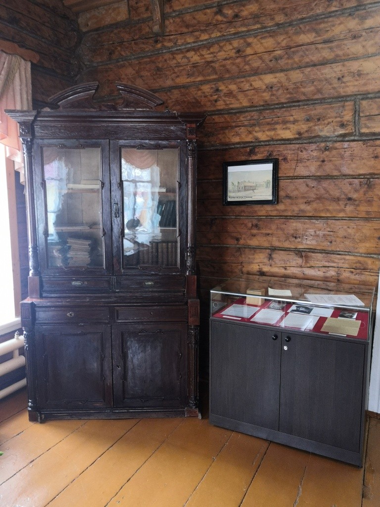 Новая тумба неплохо смотрится на фоне старинного шкафа.jpg