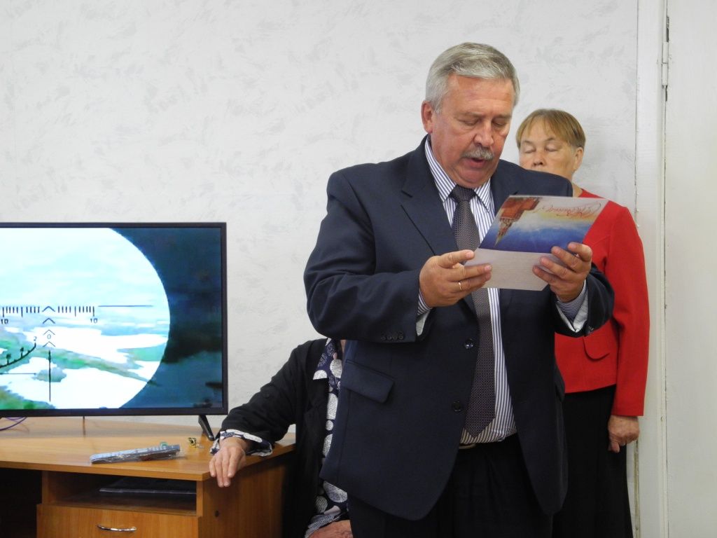 Поздравление от Президента РФ передал глава Звениовского района. (Фото Натальи Кулишовой).