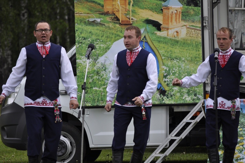 И споем, и спляшем. Виталий в центре.. И споем, и спляшем. Виталий в центре..jpg