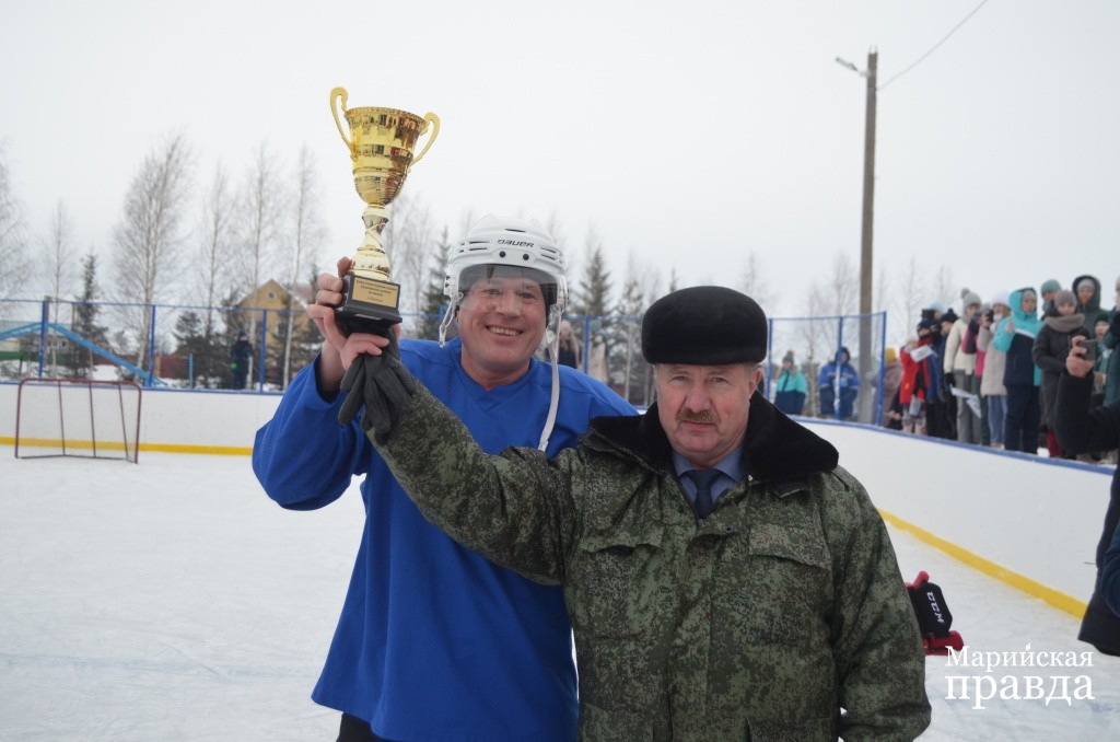 Глава администрации района Сергей Михеев и капитан команды Кульшит Павел Свинин.jpg