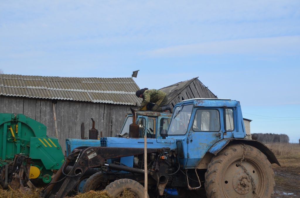 На старом тракторе МТЗ прохудилась крыша кабины.JPG