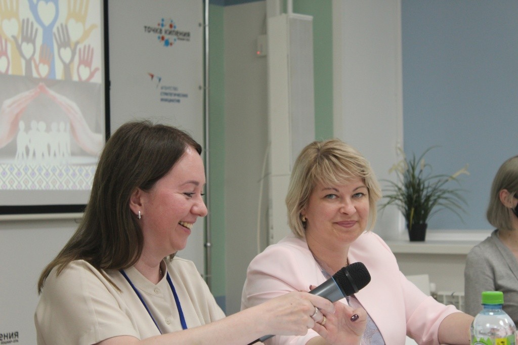 Марина Островская (справа) часто лично обращается к благотворителям. (Фото предоставлено организацией "Добрая Марий Эл").