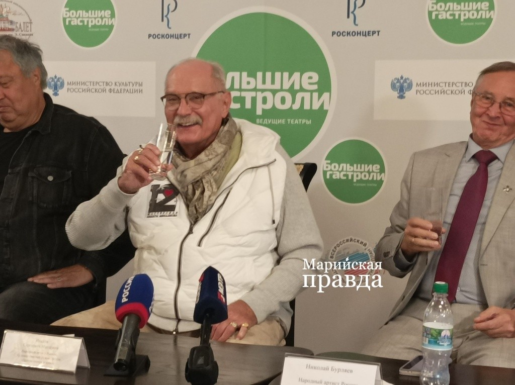 Отличное чувство юмора известных артистов помогло создать непринужденную атмосферу на встрече с журналистами.jpg