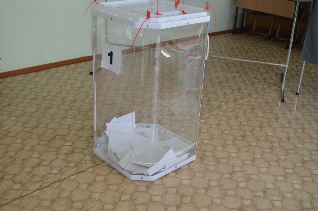 Даже в первый день голосования активность избирателей невысока.JPG