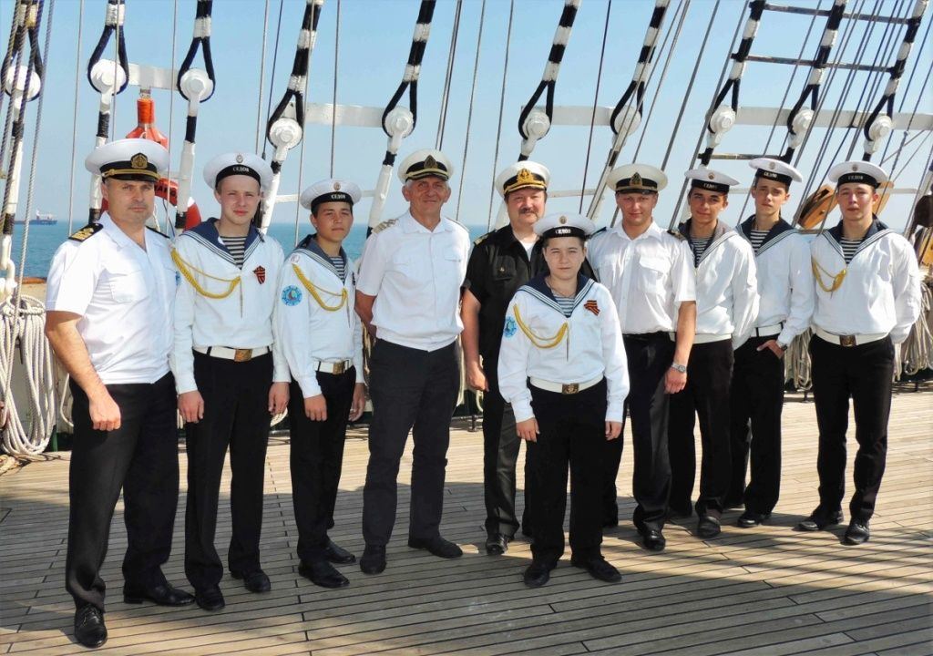 ФОТО С КАПИТАНОМ.jpg