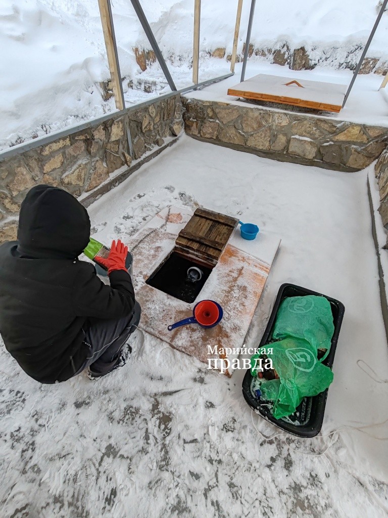 Жители окрестных деревень ходят сюда за родниковой водой 1.jpg