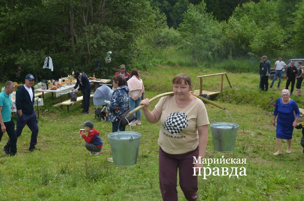 Людмила Мамаева живет неподалеку, поэтому часто ходит на ключ с коромыслом и ведрами 1.jpg