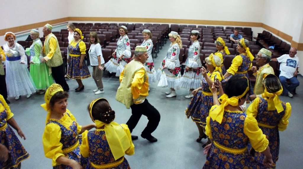 Мастер-класс по татарскому танцу ведут "серебряные" волонтеры из Казани. (Фото предоставлено Натальей Моровой).