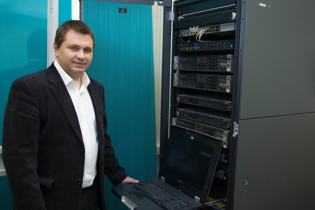 Леухин на фоне серверной.jpg