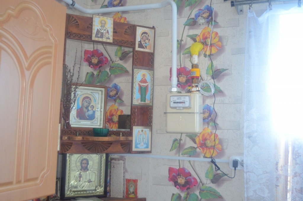 Газовый счетчик в доме Морозовых висит рядом с иконами .jpg